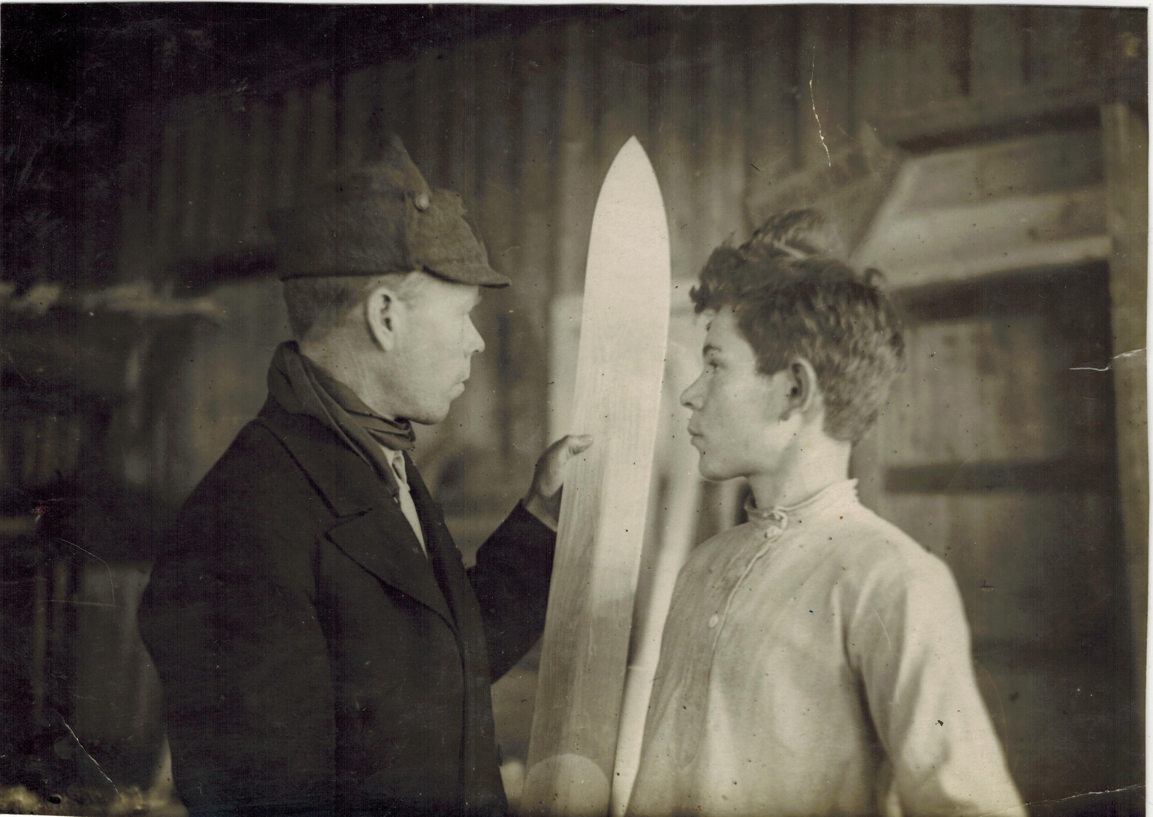 Канов А.М., Полканов А.К. на производстве лыж для фронта. 1942 год..
