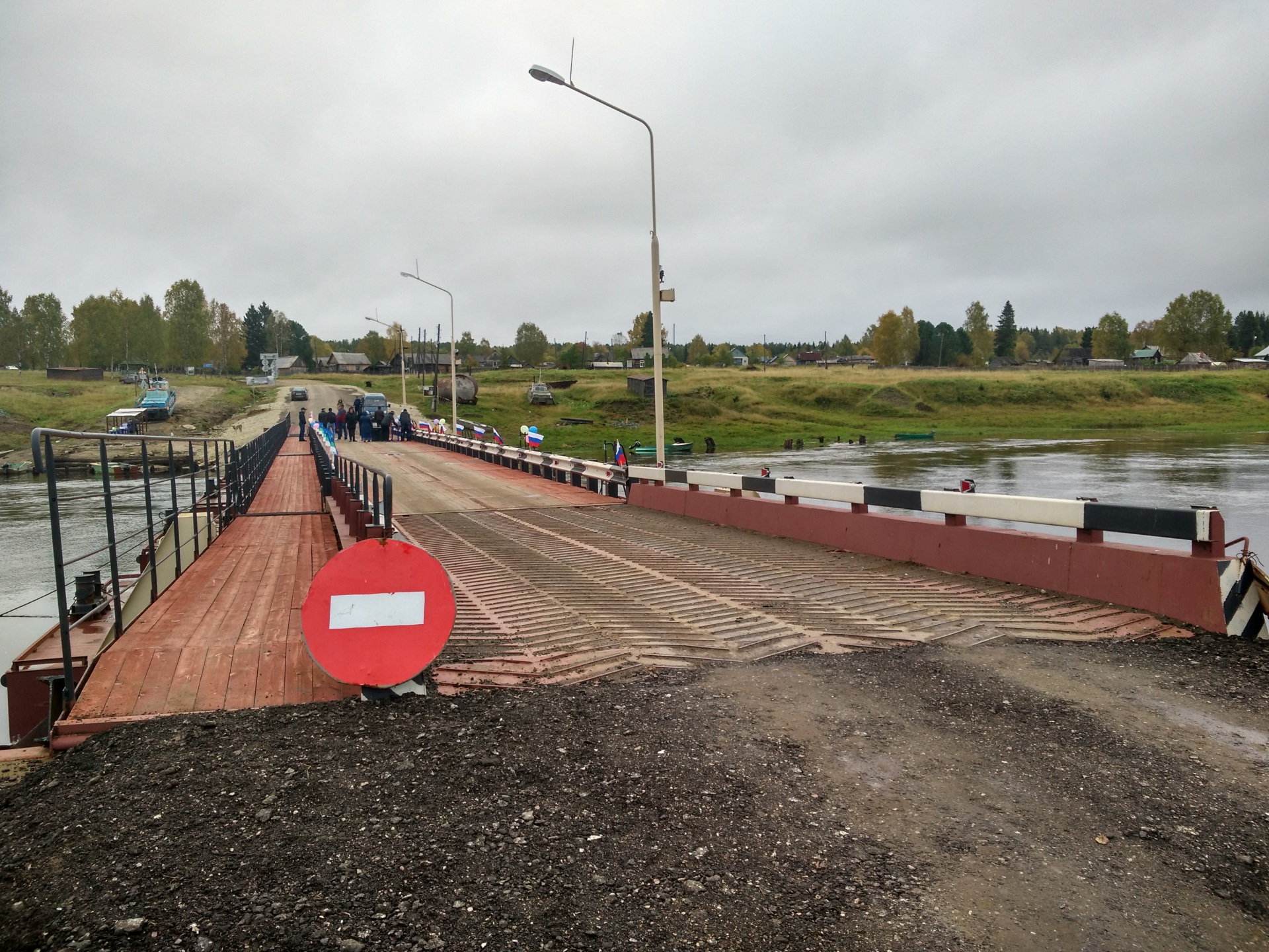 ограничение массы транспорта в 10 т. для движения по наплавному мосту через реку Сысолу у п. Заозерье.