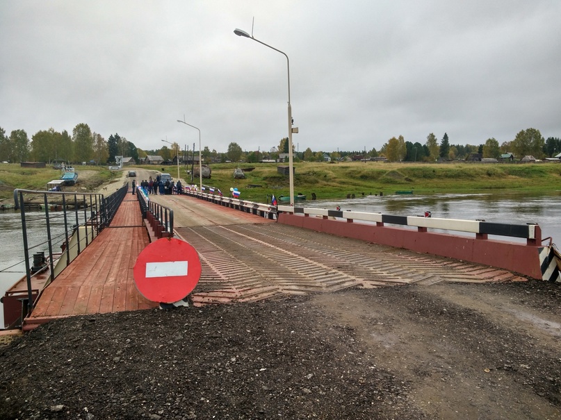 В связи со значительным повышением уровня воды в реке Сысола, с 30 апреля 2025 года и до понижения уровня воды закрыто движение автотранспорта  по наплавному мосту п. Заозерье. Мост остается в створе, аппарели опущены.