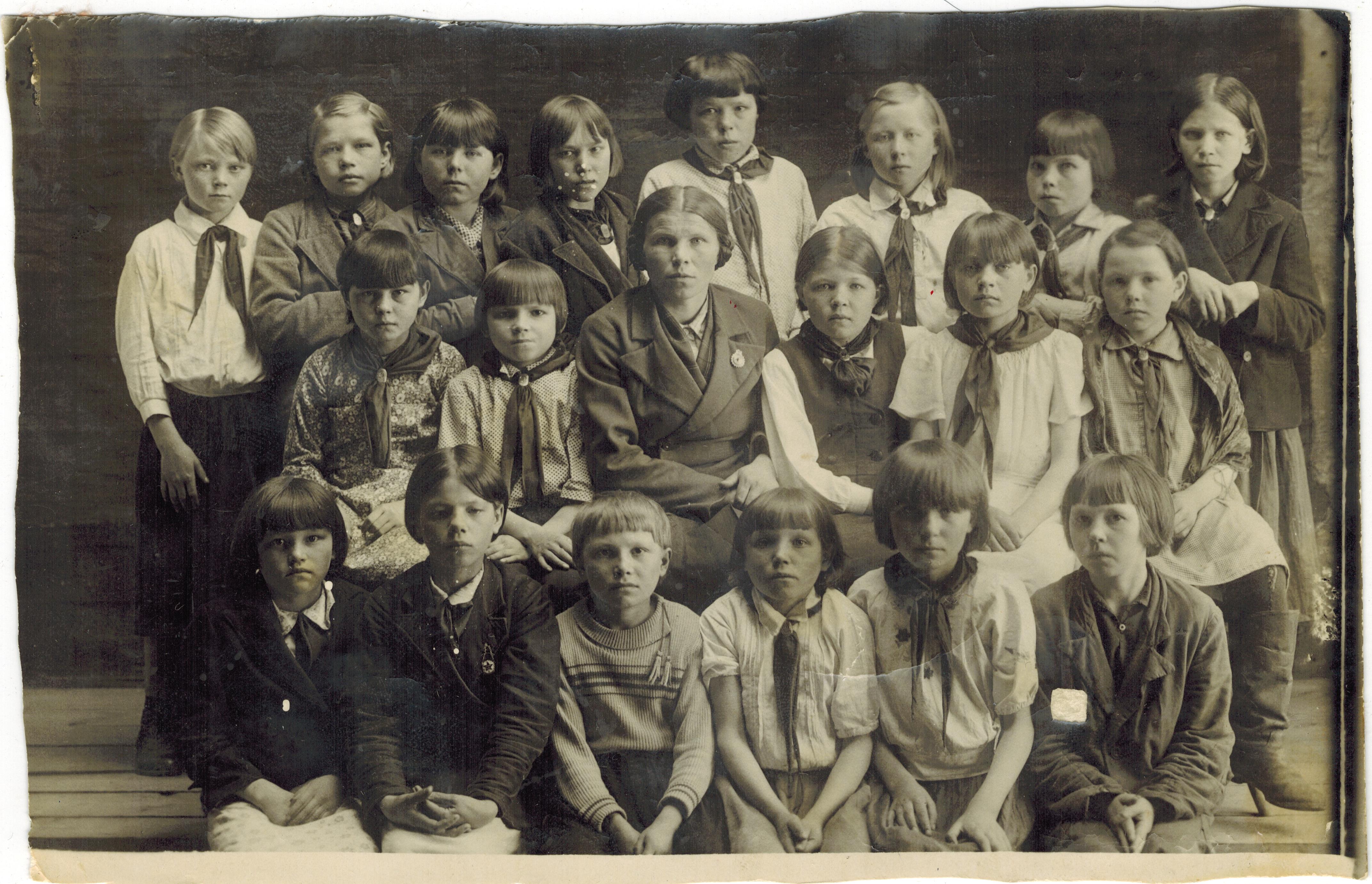 Пионеры 4-го класса средней Визингской школы. 1940 год.