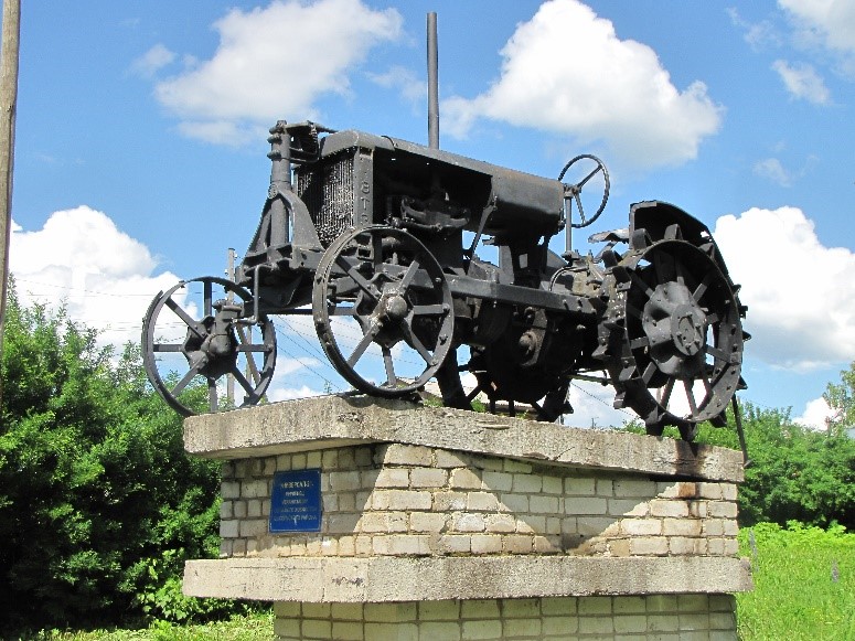 Памятник первому трактору У-2.